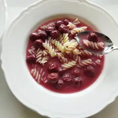 Jak ugotować zupę wiśniową – prosty przepis na pyszny smak