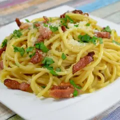Przepis na spaghetti carbonara, który zaimponuje każdemu smakoszowi