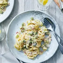Pyszne spaghetti carbonara ze szparagami – łatwy przepis na wiosnę
