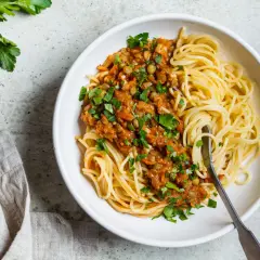 Ile kalorii ma spaghetti bolognese? Zaskakujące różnice w kaloryczności
