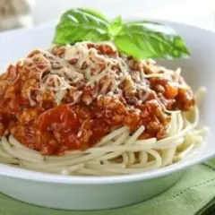 Pomysły na spaghetti, które zaskoczą Twoich gości i ułatwią gotowanie