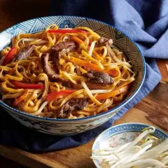 Chow mein z wołowiną – prosty przepis na pyszne danie azjatyckie