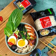 Pyszny ramen drobiowy: proste przepisy na domowe danie z kurczakiem