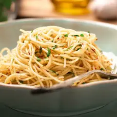 Idealny przepis na spaghetti olio aglio, który zachwyci każdego smakosza