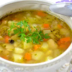 Jak zrobić dobrą zupę fasolową, aby zachwycić smakiem i aromatem