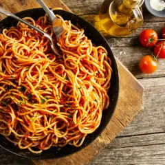 Szybkie spaghetti z patelni - prosty przepis na pyszne danie