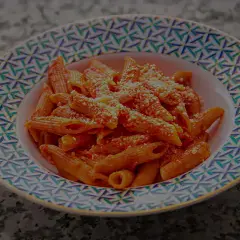 Penne pomodoro: prosty przepis na pyszne włoskie danie, które zachwyci