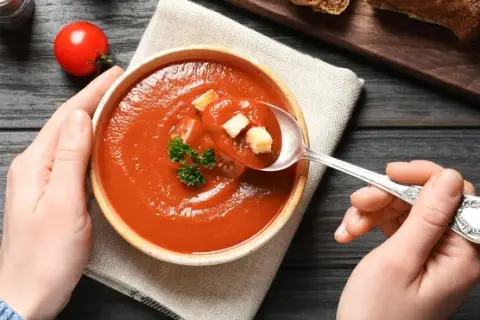 Ile kalorii ma zupa pomidorowa z ryżem? Sprawdź, co zyskujesz!