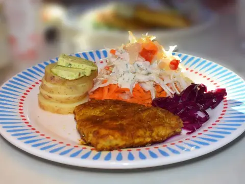 Jaką surówkę do pieczonych ziemniaków wybrać, aby zaskoczyć smakiem?