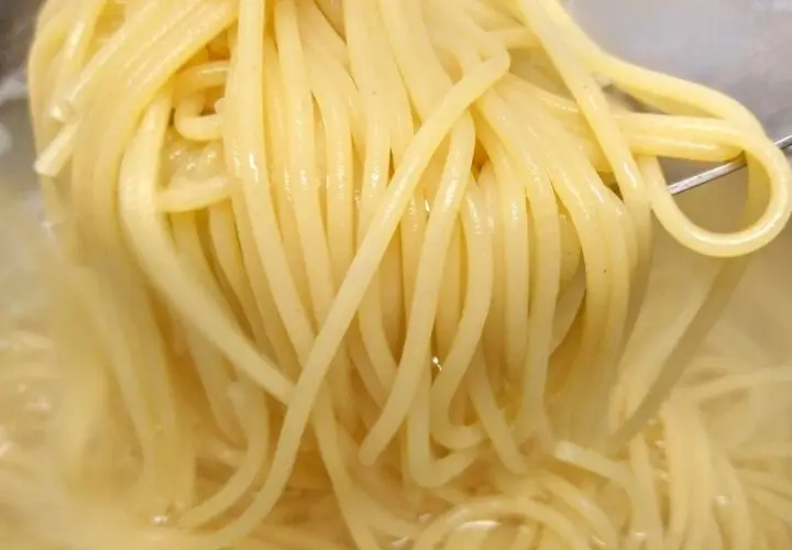 Jak idealnie ugotować makaron spaghetti al dente i uniknąć błędów