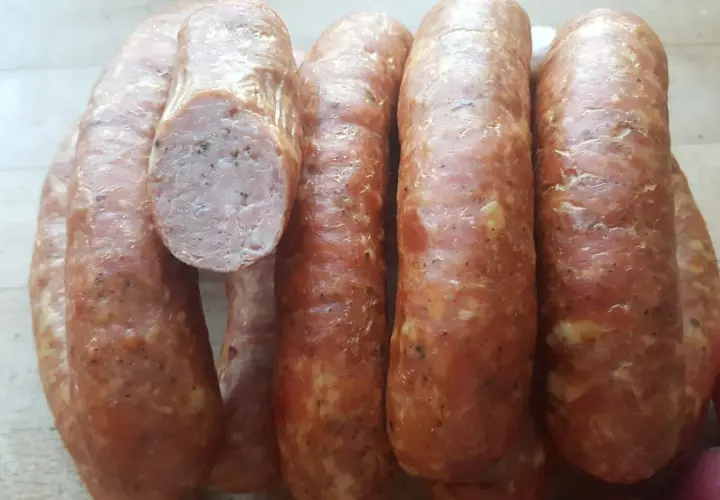 Kiełbasa wędzona parzona – odkryj jej wyjątkowy smak i zastosowanie