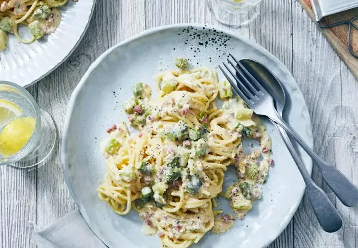 Pyszne spaghetti carbonara ze szparagami – łatwy przepis na wiosnę