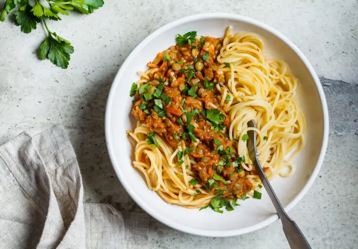 Ile kalorii ma spaghetti bolognese? Zaskakujące różnice w kaloryczności