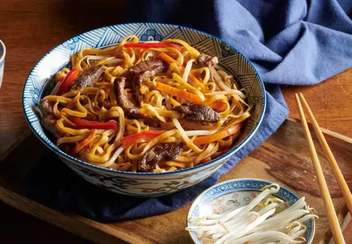 Chow mein z wołowiną – prosty przepis na pyszne danie azjatyckie