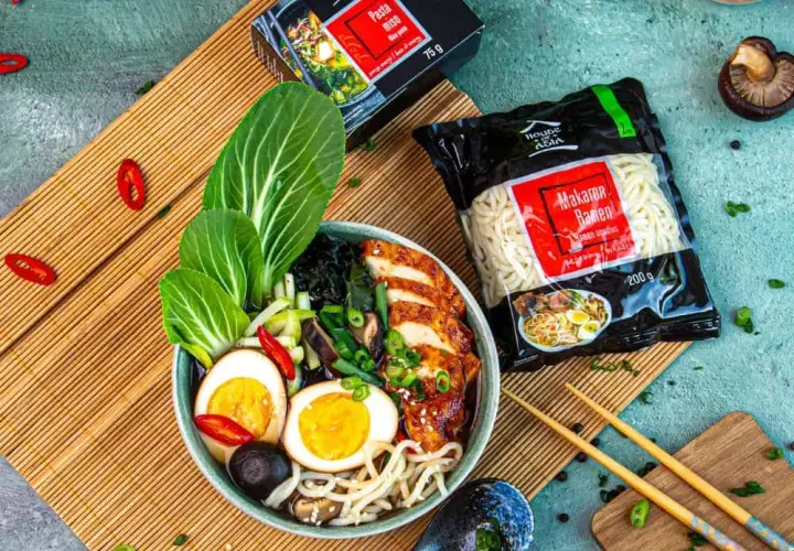 Pyszny ramen drobiowy: proste przepisy na domowe danie z kurczakiem