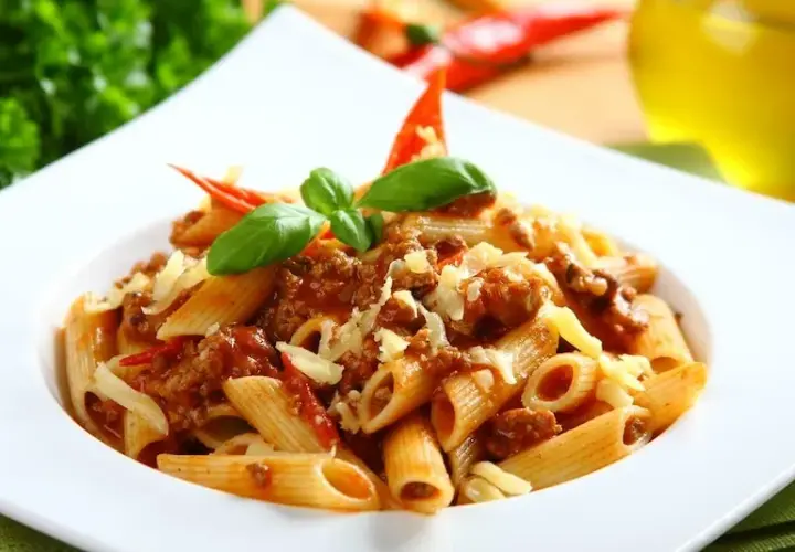 Penne bolognese - prosty przepis na pyszne danie, które zachwyca