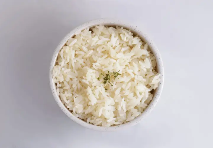 Jak podgrzać ryż bez mikrofalówki? Skuteczne metody i porady