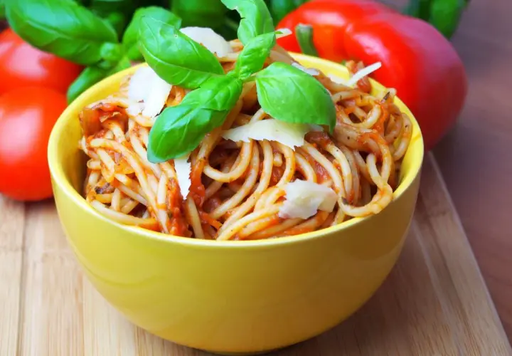 Szybki sos do spaghetti bez mięsa, który smakuje jak bolognese