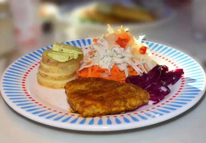 Jaką surówkę do pieczonych ziemniaków wybrać, aby zaskoczyć smakiem?
