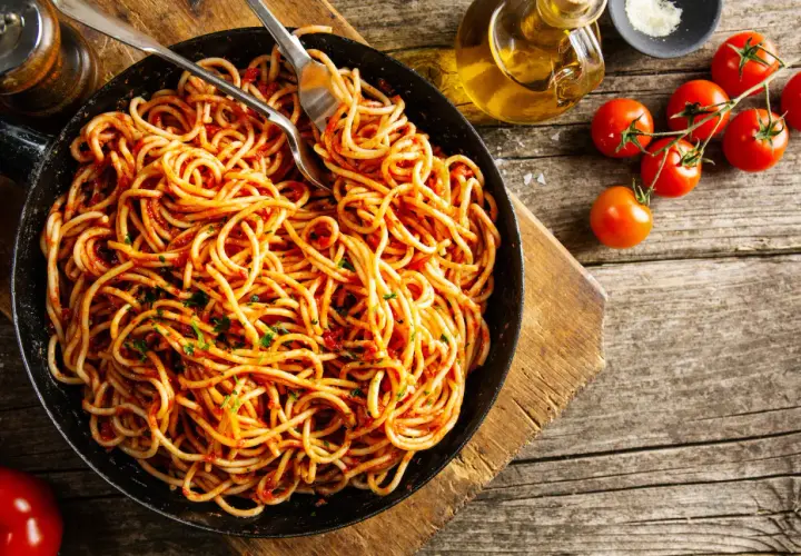 Szybkie spaghetti z patelni - prosty przepis na pyszne danie