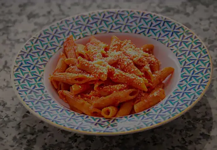 Penne pomodoro: prosty przepis na pyszne włoskie danie, które zachwyci