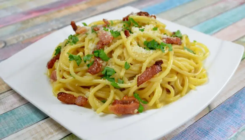 Przepis na spaghetti carbonara, który zaimponuje każdemu smakoszowi