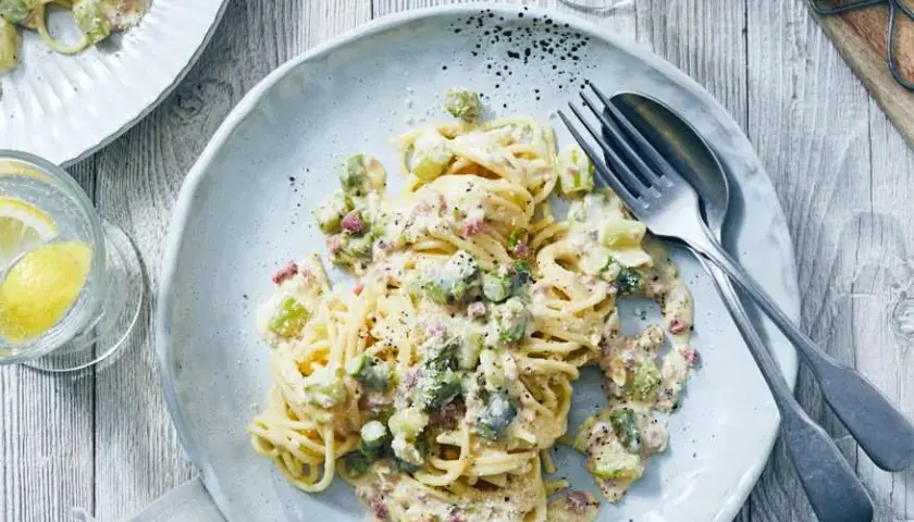 Pyszne spaghetti carbonara ze szparagami – łatwy przepis na wiosnę