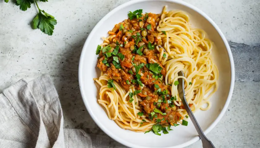 Ile kalorii ma spaghetti bolognese? Zaskakujące różnice w kaloryczności