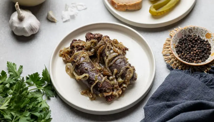 Czym przyprawić kaszankę, aby zaskoczyć smakiem i aromatem?