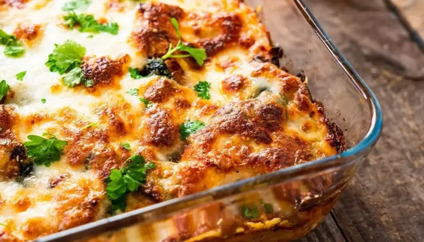Idealna zapiekanka z makaronem penne - szybki i smaczny przepis na obiad