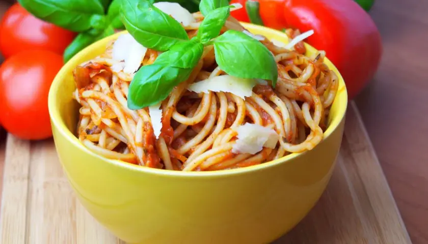 Szybki sos do spaghetti bez mięsa, który smakuje jak bolognese
