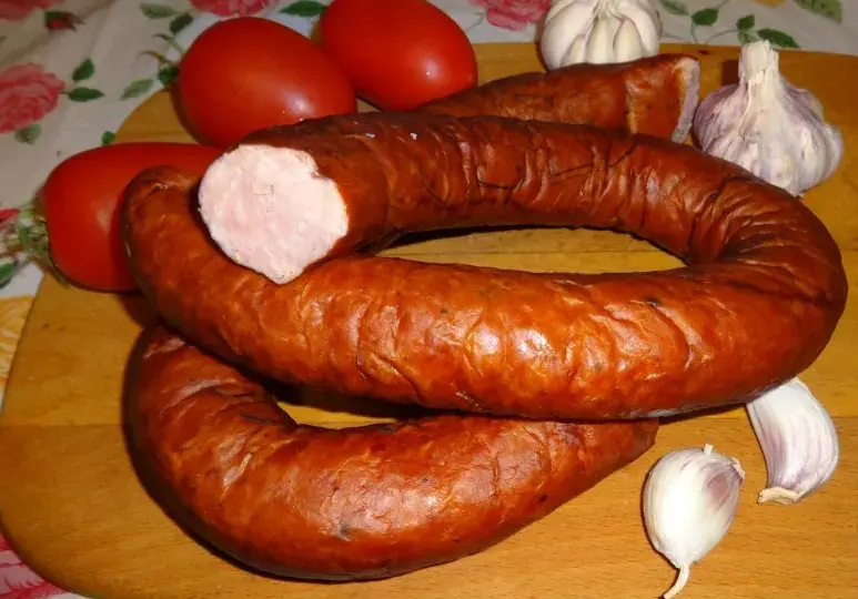 Kiełbasa krucha z galaretką – idealny smak na każdą okazję