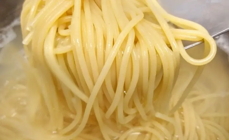 Jak idealnie ugotować makaron spaghetti al dente i uniknąć błędów