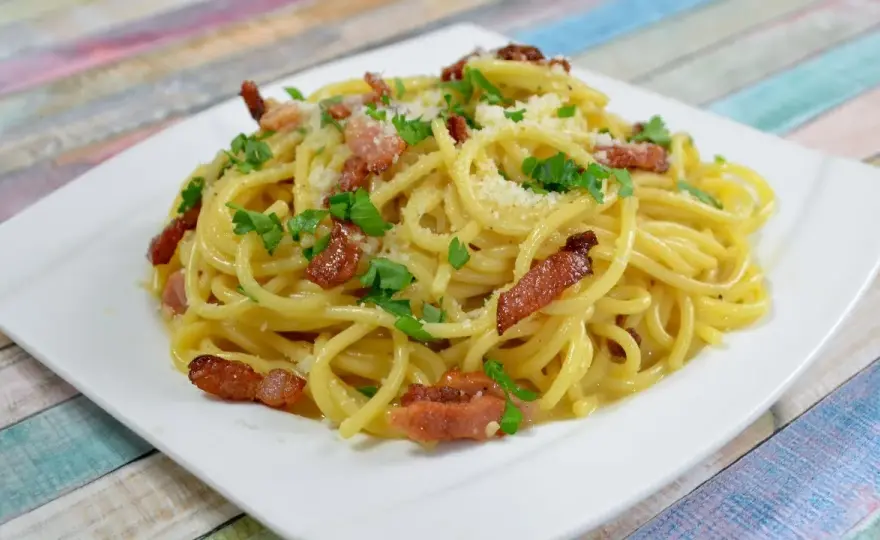 Przepis na spaghetti carbonara, który zaimponuje każdemu smakoszowi