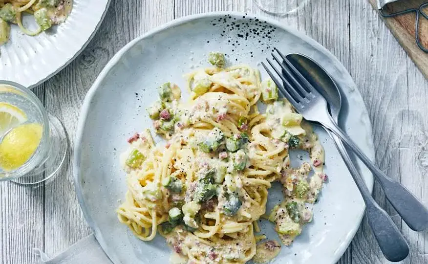 Pyszne spaghetti carbonara ze szparagami – łatwy przepis na wiosnę