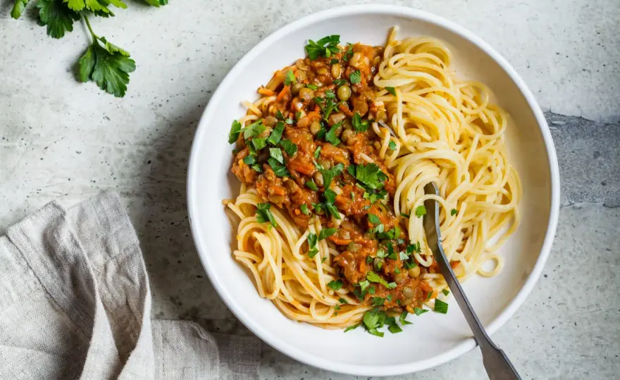 Ile kalorii ma spaghetti bolognese? Zaskakujące różnice w kaloryczności