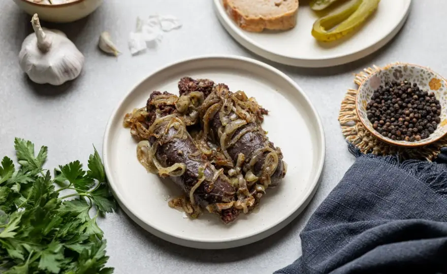 Czym przyprawić kaszankę, aby zaskoczyć smakiem i aromatem?