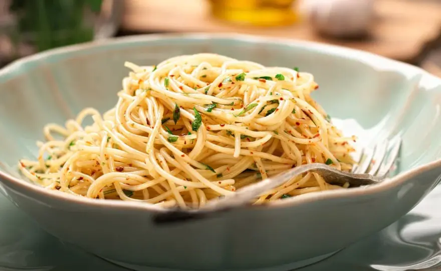 Idealny przepis na spaghetti olio aglio, który zachwyci każdego smakosza