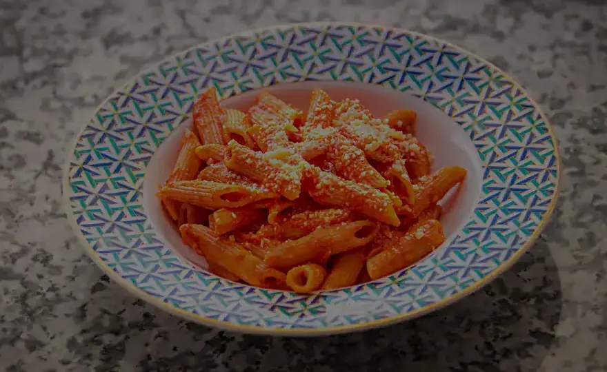 Penne pomodoro: prosty przepis na pyszne włoskie danie, które zachwyci