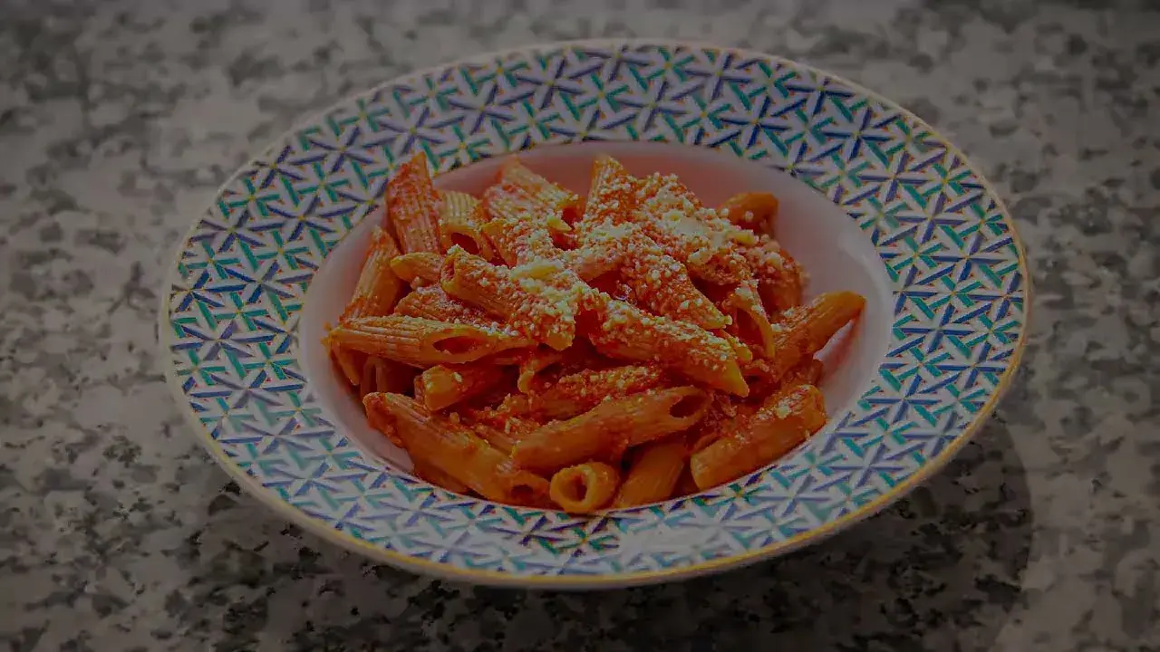 Penne pomodoro: prosty przepis na pyszne włoskie danie, które zachwyci