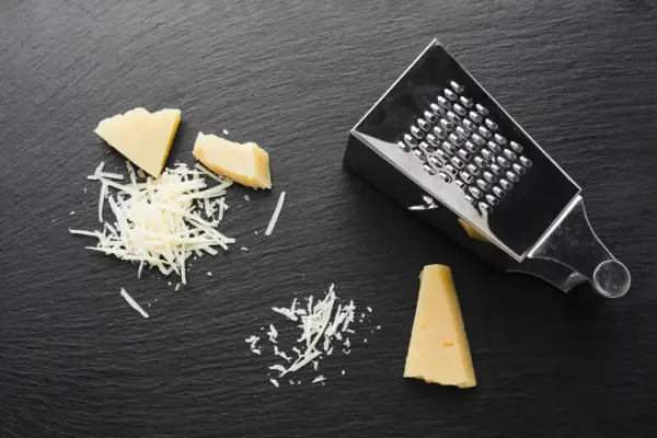 Jaki ser do spaghetti zamiast parmezanu? Oto smaczne zamienniki